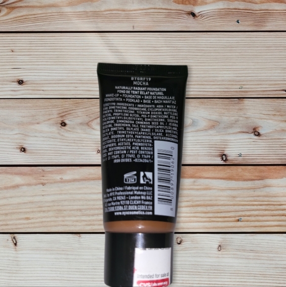 NYX Born To Glow Foundation - Picture 2 of 2